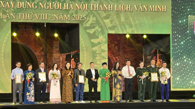 Ban Tổ chức trao giải thưởng cho các tác giả đoạt Giải B.